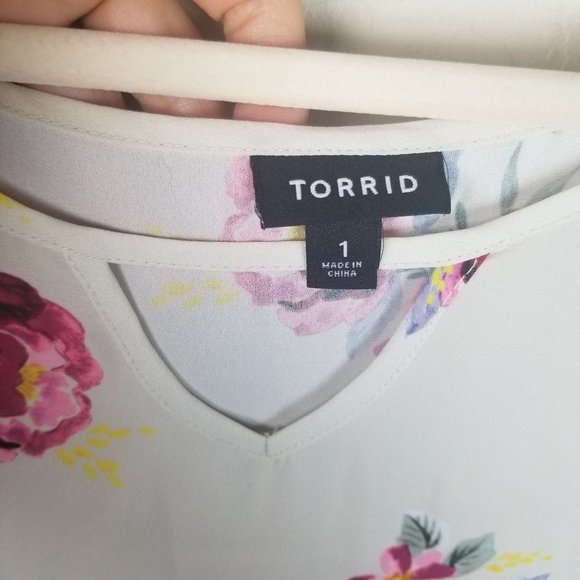Torrid Women's Plus Size 1 Short Sleeve Cream Flor - Picture 4 of 7
